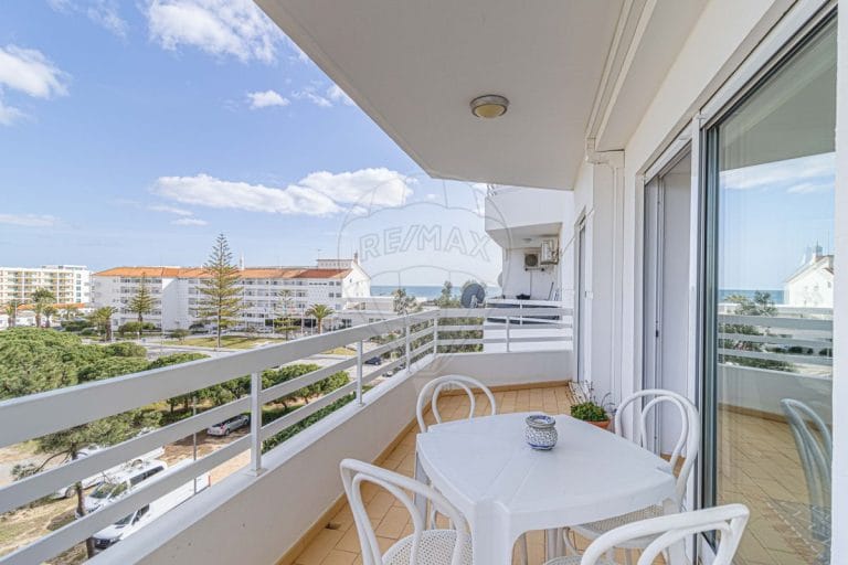 Apartamento na marginal de Monte Gordo