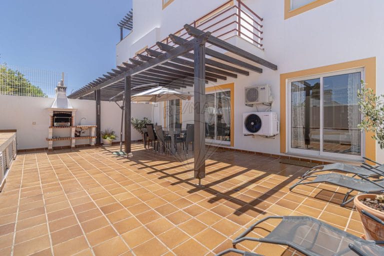 Apartamento T3 com amplo pátio